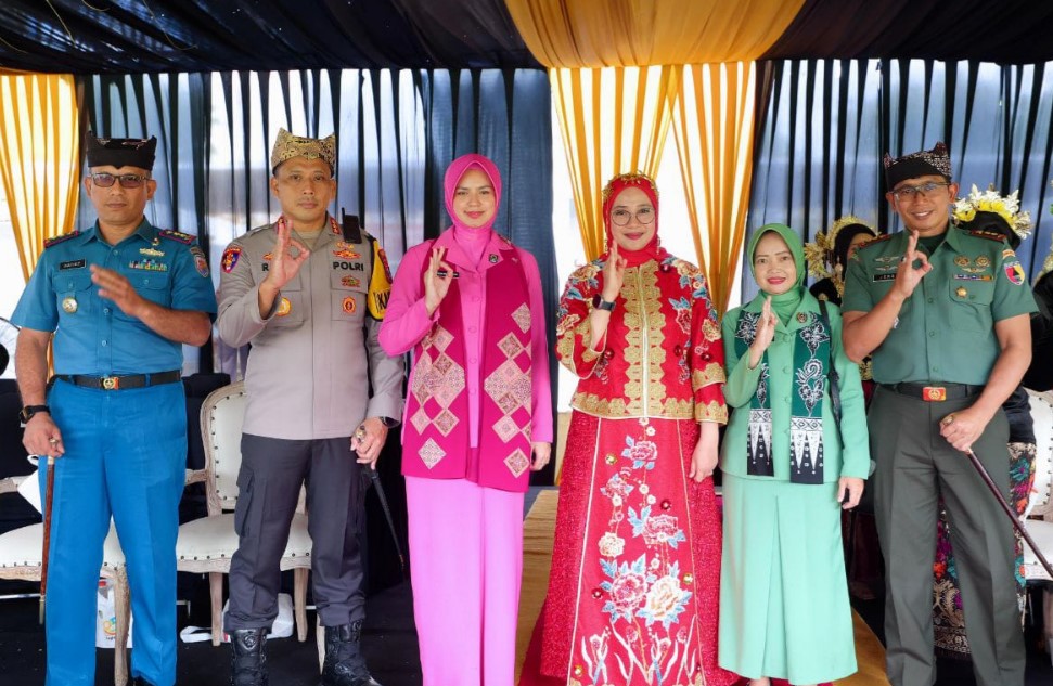 Dandim 0825/Banyuwangi Didampingi Ibu Hadiri Acara Hari Jadi Banyuwangi Yang Ke-253