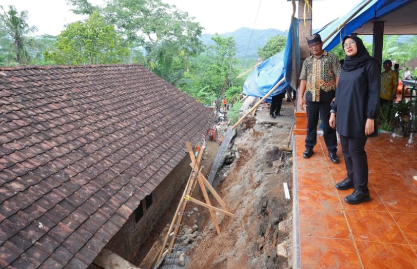 Bupati Ipuk Tinjau dan Serahkan Bantuan Warga Terdampak Bencana longsor di Pesanggaran