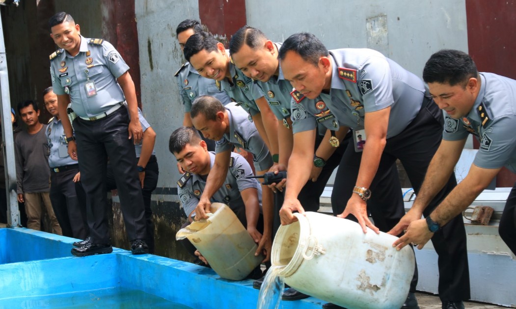 Dukung Program Ketahanan Pangan, Lapas Banyuwangi Tebar Sepuluh Ribu Bibit Ikan Lele