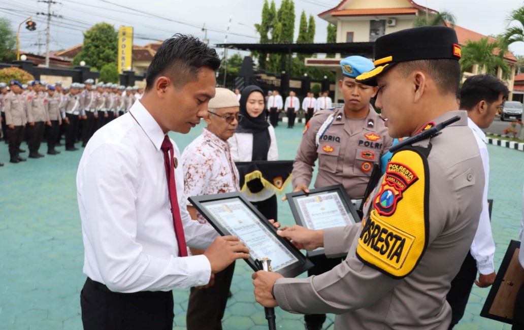 Kapolresta Banyuwangi Berikan Reward  Kepada Personil Berprestasi