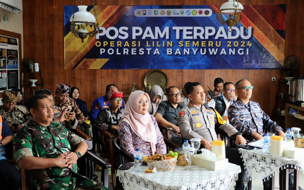 Kapolresta Banyuwangi Bersama Forkopimda  Dan Dinas Terkait  Lainnya Laksanakan Zoom Meeting Dengan Menteri Perhubungan Dan Kapolri Pastikan Kesiapan Nataru