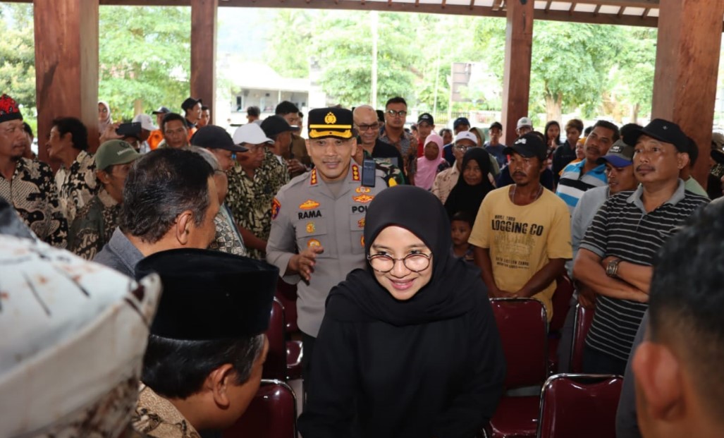 Kapolresta Banyuwangi Bersama Forkopimda dan PT. BSI Salurkan Bantuan Paket Sembako Dampak Bencana Banjir