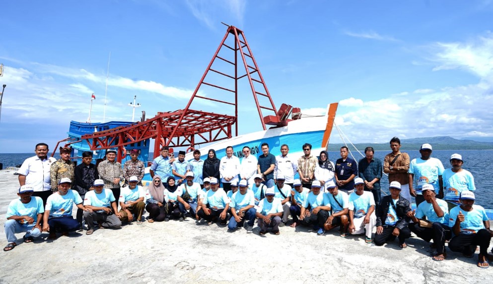 Kementrian Kelautan dan Perikanan Serahkan Dua Kapal Rampasan Ilegal Fishing ke Nelayan Banyuwangi