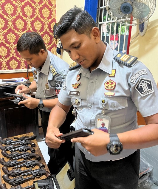 Lapas Banyuwangi Rutin Lakukan Pemeliharaan dan Perawatan Senjata Api