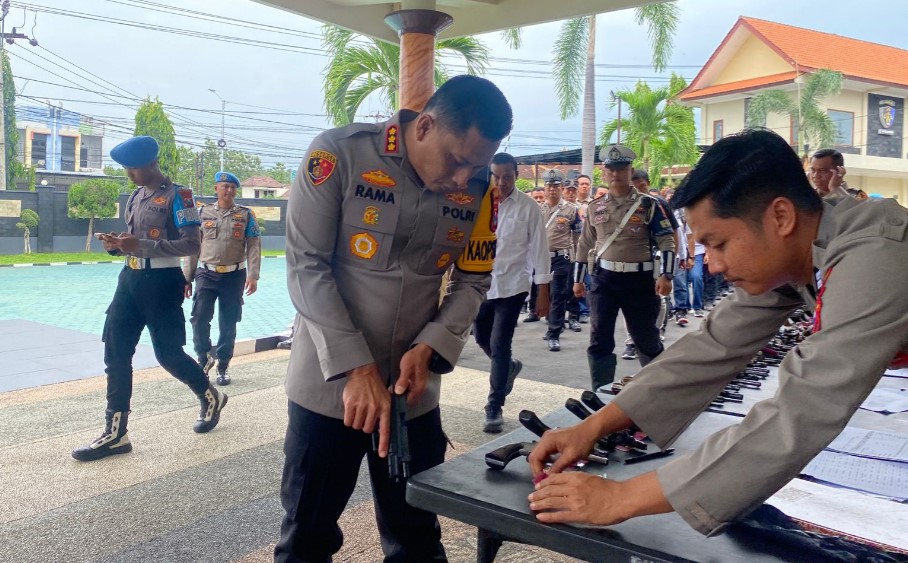 Perketat Pengawasan Terhadap Personil, Kapolresta Banyuwangi Gelar Pemeriksaan Rutin Senpi Dinas Anggota-