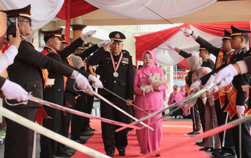 Polresta Banyuwangi Gelar Tradisi Pedang Pora Iringi Bhayangkara Purnabakti