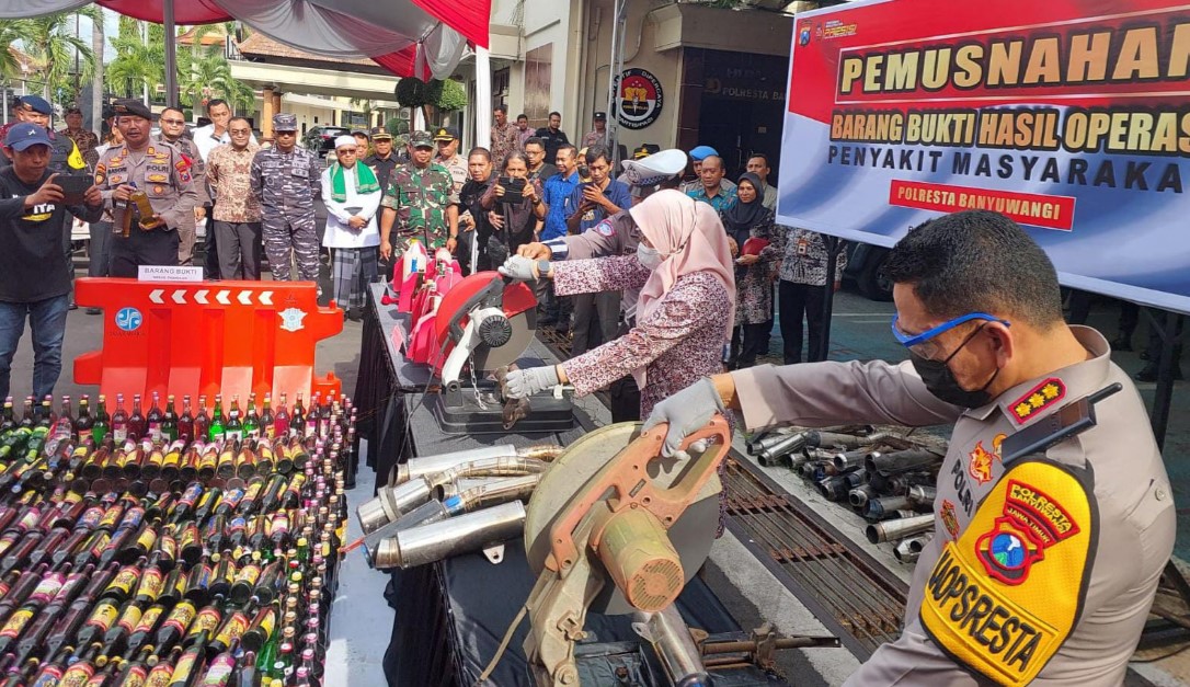 Polresta Banyuwangi Musnahkan Ribuan Miras dan Ratusan Knalpot Brong Jelang Nataru