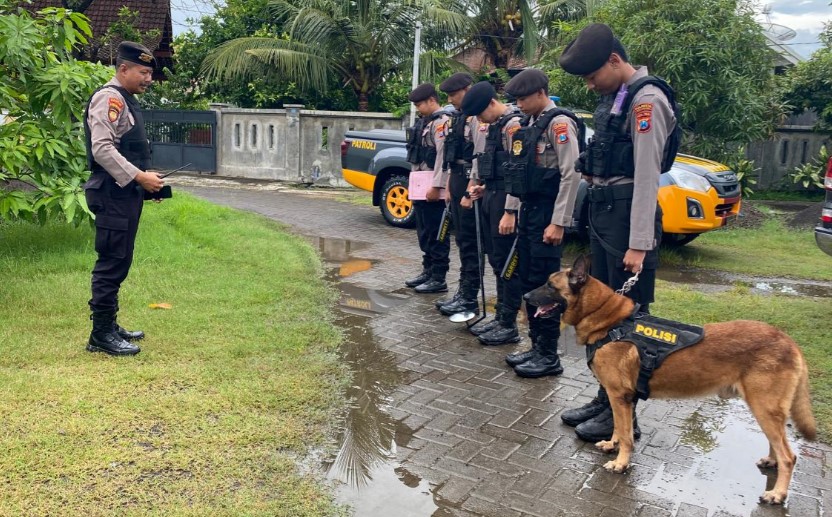 Polresta Banyuwangi Terjunkan Unit Sterilisasi Dan K-9 Dalam Pengamanan Gereja Jelang Natal 2024