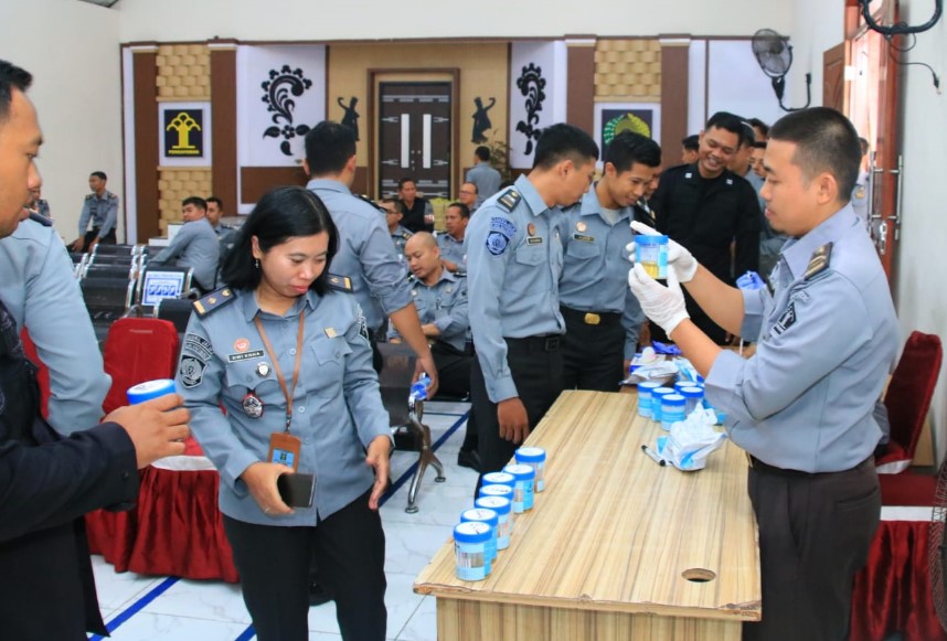 Puluhan Pegawai Lapas Kelas llA Banyuwangi Jalani Tes Urine,Pastikan Bebas Dari Narkoba