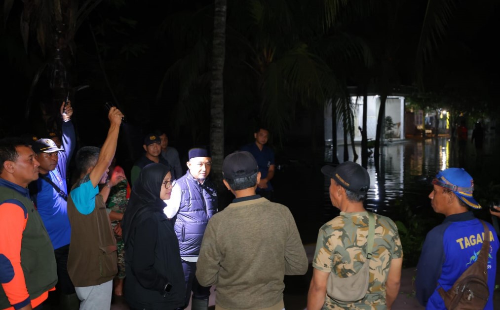 Tinjau Banjir Rob, Bupati Ipuk Siapkan Langkah Pencegahan