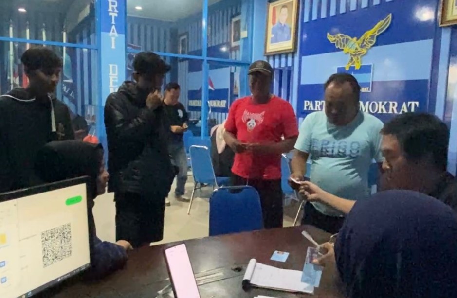 DPC Demokrat Banyuwangi Di Serbu Ratusan Supporter Berebut Tiket Pertandingan Persewangi