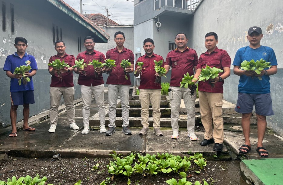 Lapas Banyuwangi Salurkan Hasil Panen Sayur untuk Keluarga Warga Binaan