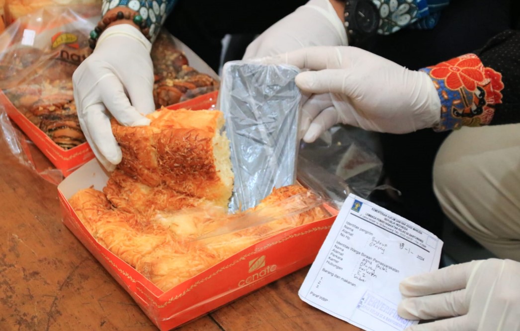Petugas Lapas Banyuwangi Gagalkan Aksi Penyelundupan Handphone Di Dalam Roti