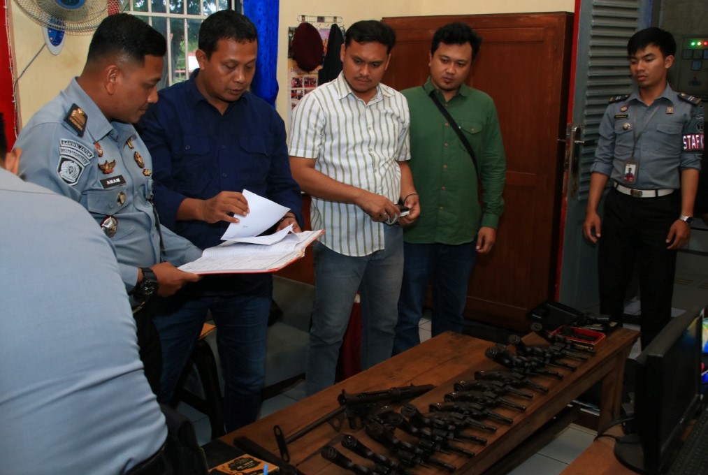 Polresta Banyuwangi Periksa Kelengkapan Administrasi Senpi Lapas Banyuwangi