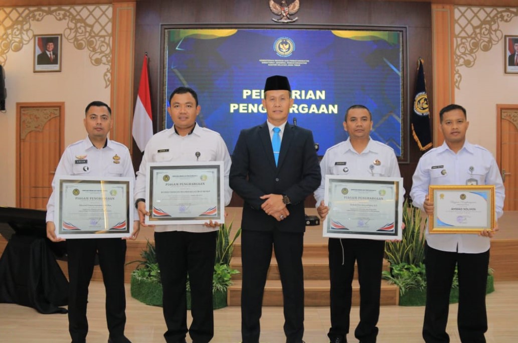 Gagalkan Penyelundupan Handphone, Kasi Admin Kamtib Lapas Banyuwangi Diganjar Penghargaan oleh Kakanwil Ditjenpas Jatim