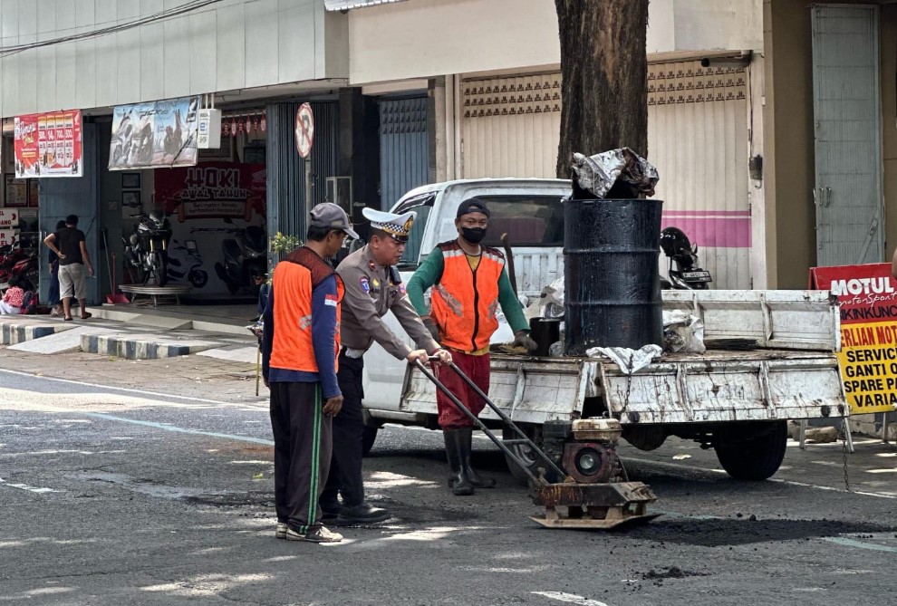 Tim Pencari Jalan Rusak Polresta Banyuwangi Bersama Dinas Instansi Terkait Gerak Cepat Perbaiki Jalan