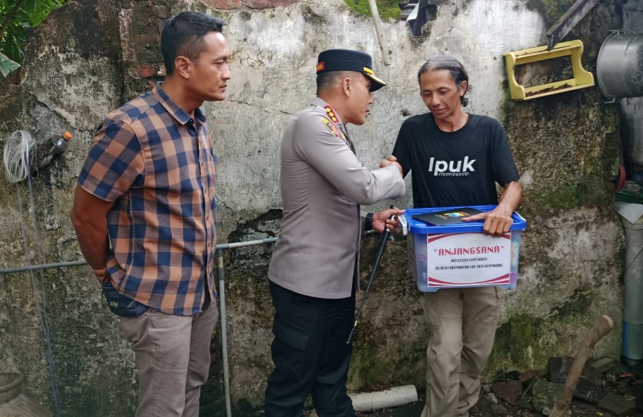 Kapolresta Banyuwangi Kunjungi Warga Rogojampi Terdampak Bencana Angin Kencang Yang Disertai Hujan Deras