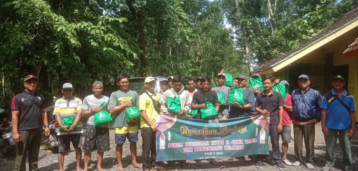 Berbagi Kebahagiaan Menjelang Lebaran, Perhutani Bagikan Paket Sembako di BKPH Blambangan