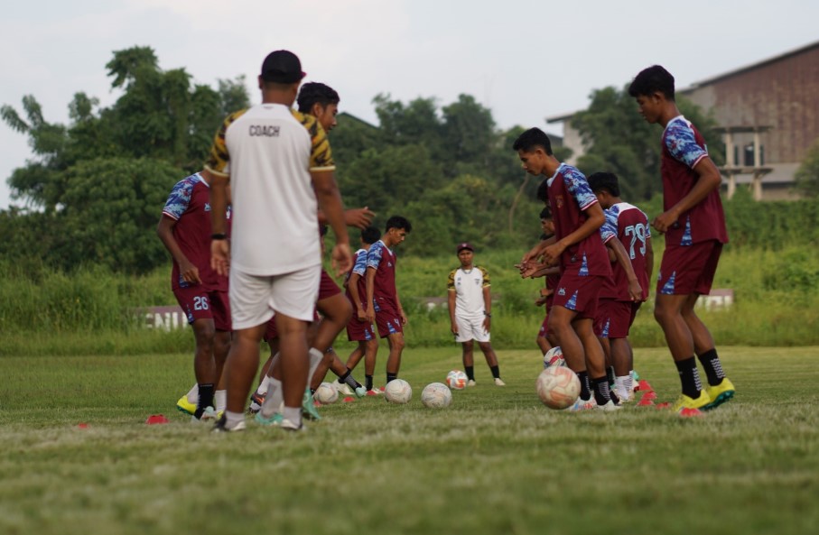 Latihan Pertama Tim Persewangi, Alexander Saununu Beri Pesan Pemain Muda Banyuwangi Untuk Fokus Promosi Ke Liga 3
