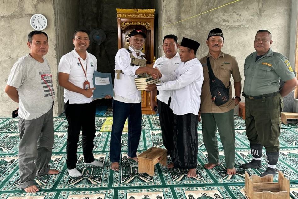 Momentum Bulan Ramadhan, Perhutani Serahkan TJSL Mushaf Al Qur’an Pada Masjid Sekitar Hutan