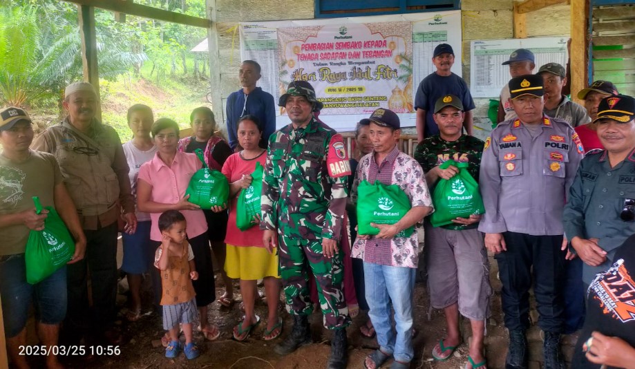 Perhutani Banyuwangi Selatan bersama Forkopimka Siliragung Bagikan Ratusan Paket Sembako untuk Pekerja Sadapan di Momentum Lebaran Idul Fitri