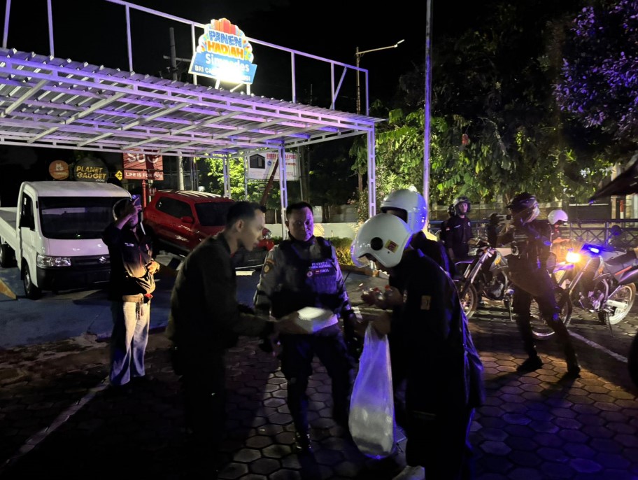 Tim Patroli Perintis  Presisi Polresta  Banyuwangi Gelar Patroli Malam Dibarengi Aksi Sosial Dengan Berbagi Sahur dengan Mahasiswa