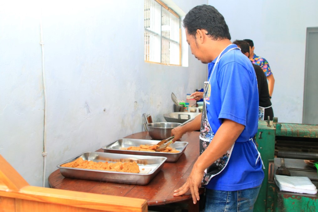 Warga Binaan Lapas Banyuwangi Produksi Aneka Gorengan,Wujud Pembinaan Program UMKM di Balik Jeruji Besi