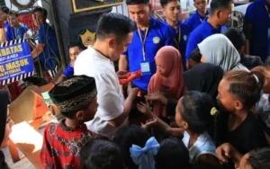 Momen Hangat di Lapas Banyuwangi, Kalapas Bagikan Susu dan Es Krim untuk Keluarga Warga Binaan Saat Kunjungan Lebaran