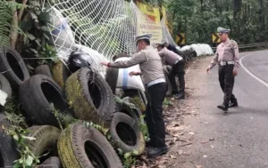 Satlantas Polresta Banyuwangi Gencar Cegah Kejadian dan Fatalitas Laka Lantas: Banner Himbauan dan Penataan Jalur Gunung Ijen