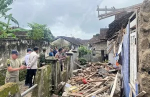 Tertimpa Musibah Rumah Runtuh, Warga dan Polisi Songgon Cepat Tanggap Lakukan Evakuasi