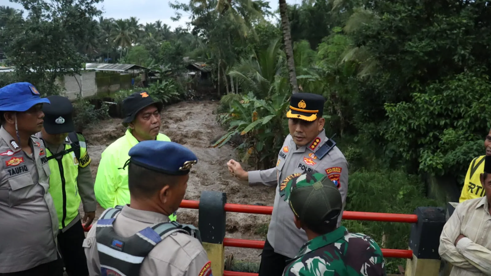 Kapolresta Banyuwangi Tinjau Lokasi Pencarian Pelajar Hanyut di Sungai Badeng