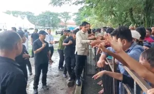 Wakil Presiden Gibran Disambut Antusias Warga Genteng, Meski Diguyur Hujan