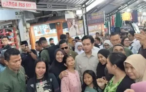 Disambut Antusias Pedagang, Wapres Gibran Jadi Sasaran Swafoto di Pasar Rogojampi