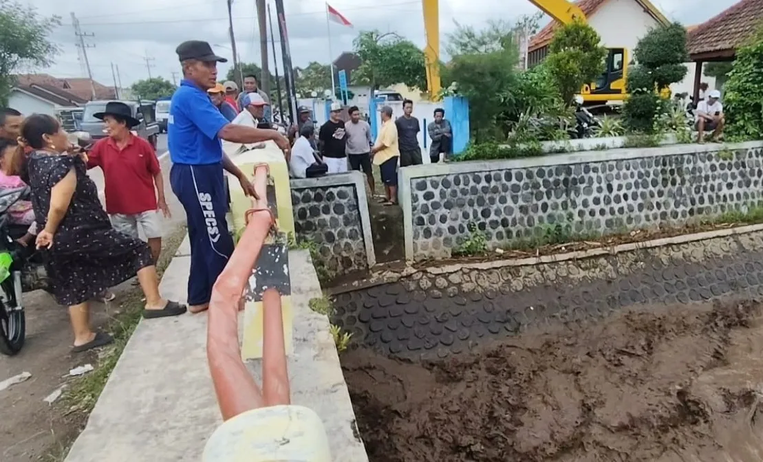 Debit Sungai Badeng Naik, Warga Alasmalang Cemas Potensi Banjir