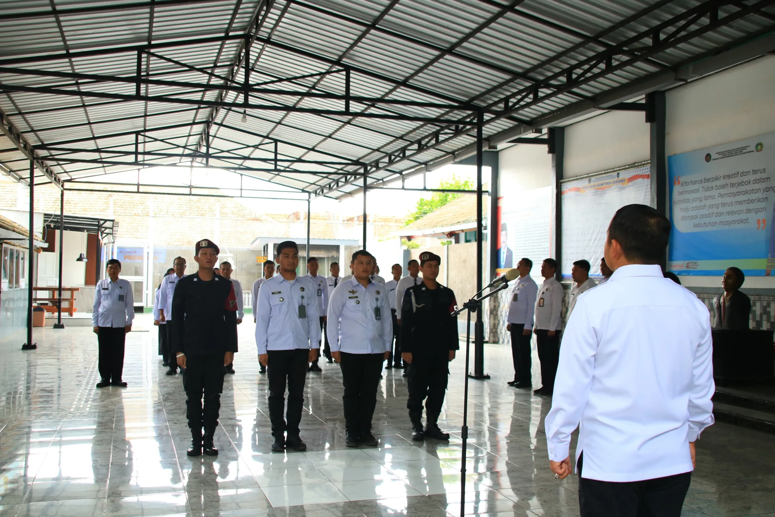 Berhasil Menggagalkan Upaya Penyelundupan Handphone, 4 Pegawai Lapas Banyuwangi Dapatkan Penghargaan dari Kalapas