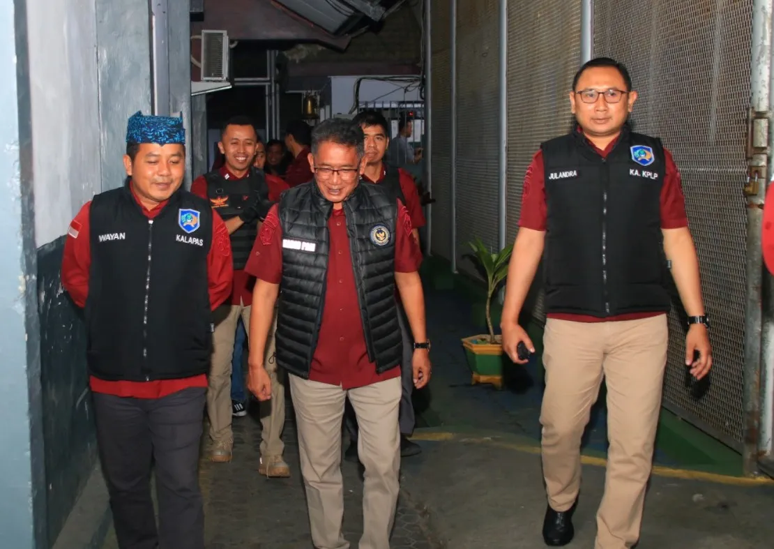 Pastikan Lapas Bebas dari Barang Terlarang, Kanwil Ditjenpas Jatim Geledah 19 Kamar di Lapas Banyuwangi