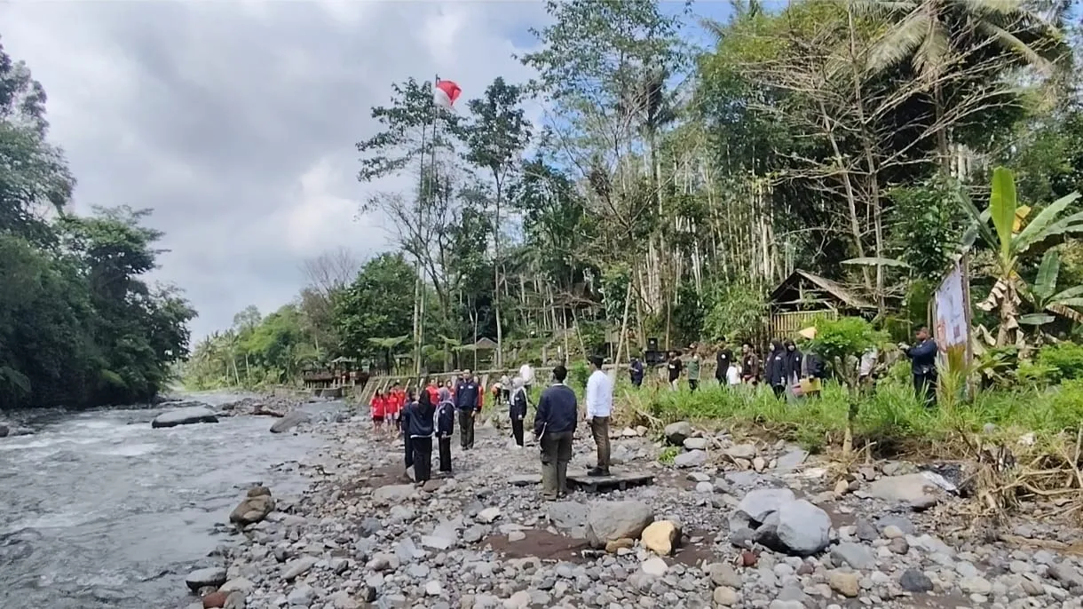 Peringati 80 Tahun Kemerdekaan, Warga dan Mahasiswa Gelar Upacara di Tengah Sungai Badeng