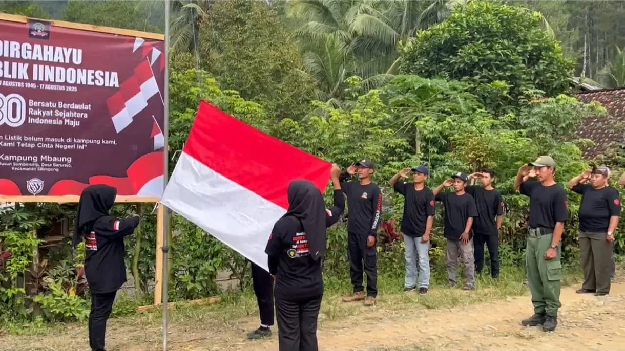 Upacara HUT RI di Kampung Mbaung Berlangsung Khidmat, Akses Listrik Jadi Harapan Warga