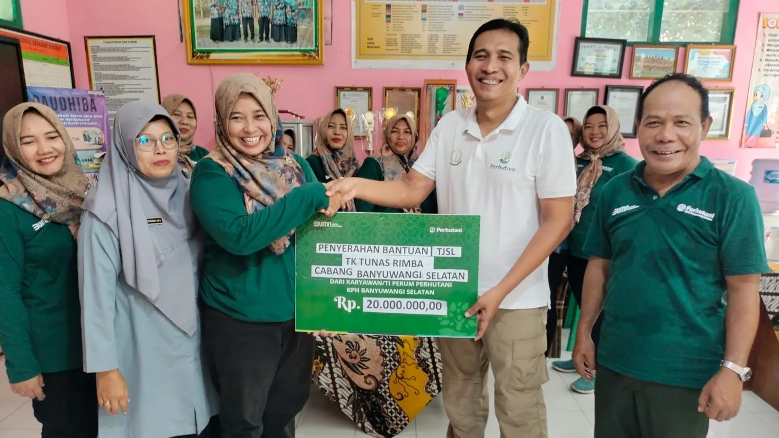 Peduli Pendidikan, Perhutani Serahkan Bantuan TJSL Rp20 Juta untuk Perbaikan Prasarana TK Tunas Rimba Benculuk