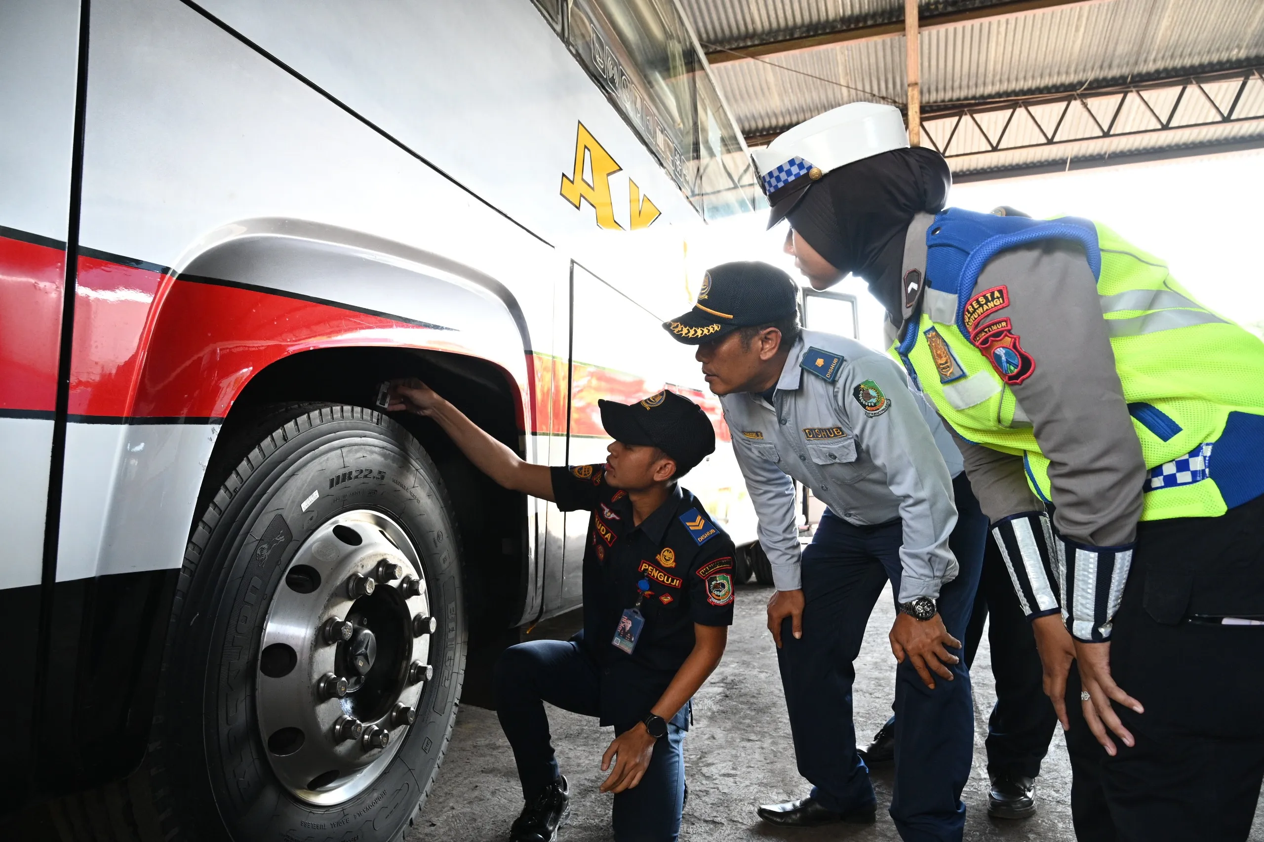 Jelang Libur Nataru, Dishub dan Satlantas Banyuwangi Gencarkan Ramp Check Bus