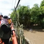 Tinjau Lokasi Banjir Muncar, Bupati Ipuk Minta Drainase Segera Dibersihkan