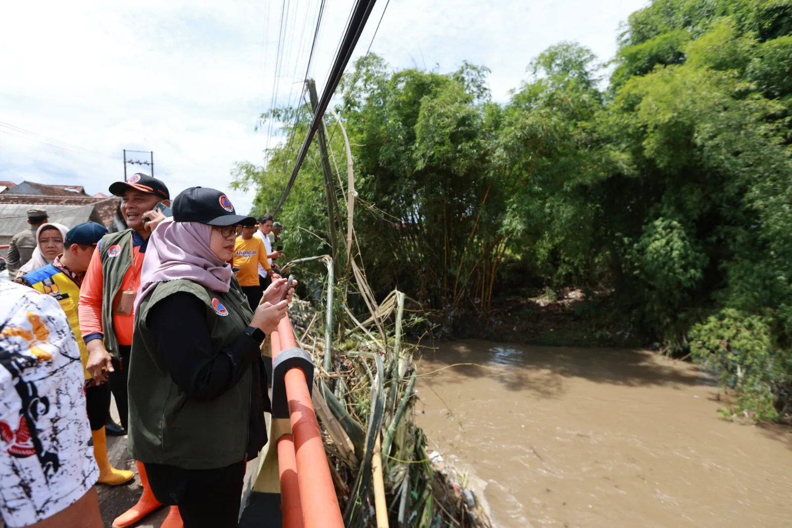 Tinjau Lokasi Banjir Muncar, Bupati Ipuk Minta Drainase Segera Dibersihkan