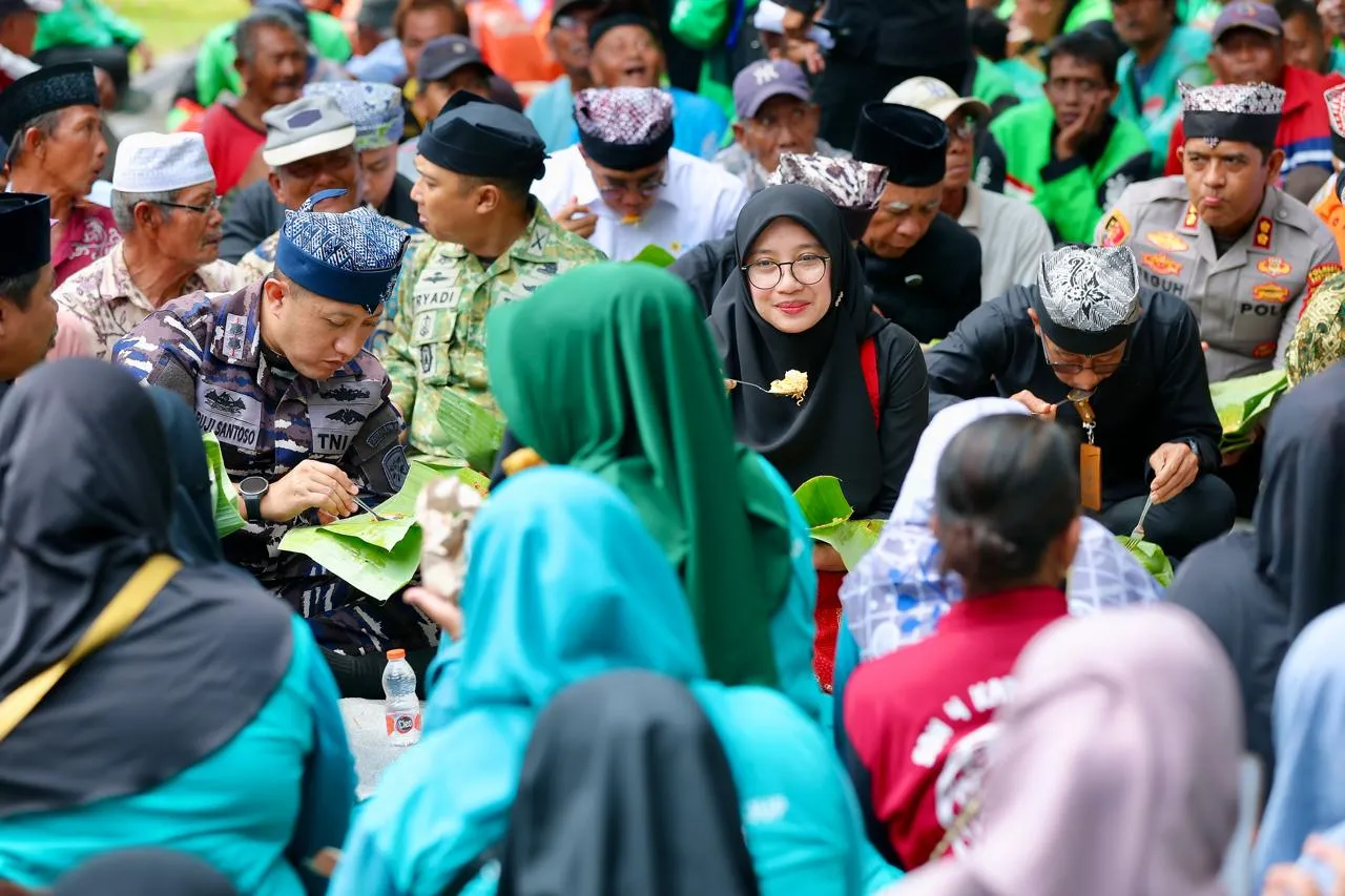 “Tandang Bareng” Harjaba ke-254, Bupati Ipuk Ajak Warga Sarapan Nasi Bungkus Bersama