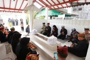 Usai Upacara Harjaba, Bupati Ipuk Ziarah ke Makam Bupati Terdahulu