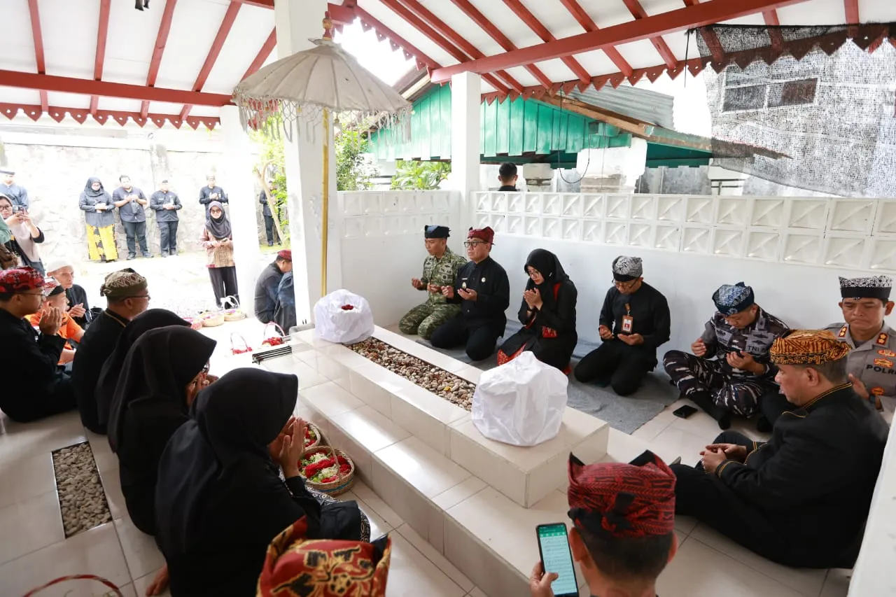Usai Upacara Harjaba, Bupati Ipuk Ziarah ke Makam Bupati Terdahulu