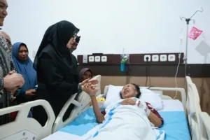 Dijenguk Bupati Ipuk, Maestro Gandrung Mbok Temu Lantunkan “Layar Kumendung” di RSUD Blambangan