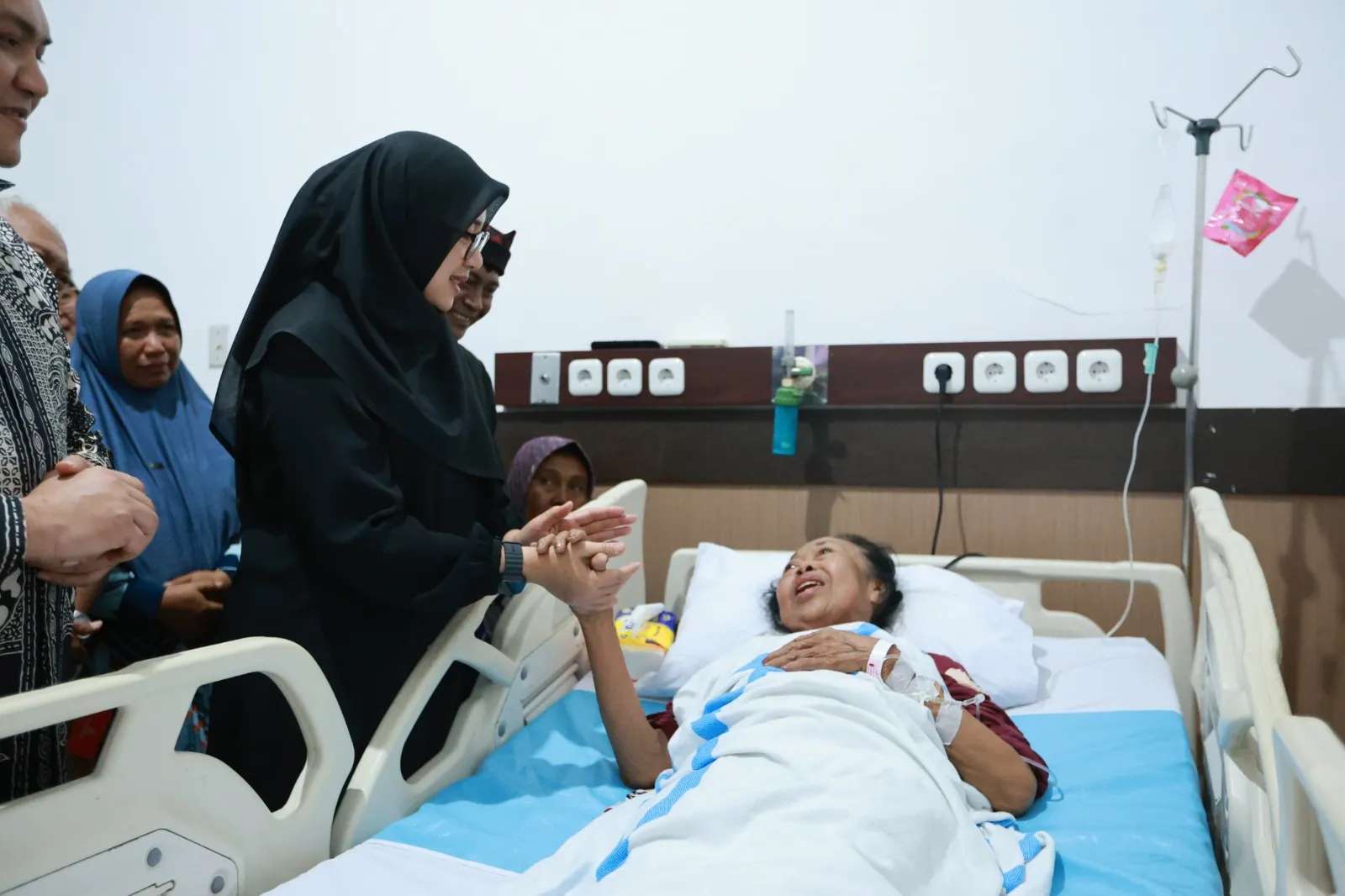 Dijenguk Bupati Ipuk, Maestro Gandrung Mbok Temu Lantunkan “Layar Kumendung” di RSUD Blambangan