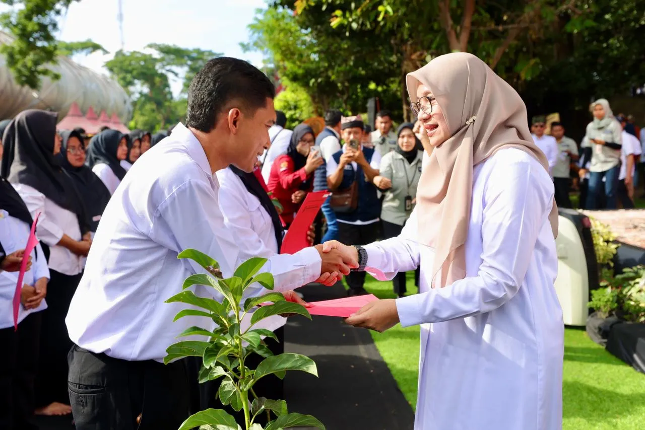 Terima SK, 4.888 PPPK Paruh Waktu Banyuwangi Donasikan Bibit Pohon untuk Reboisasi Hulu