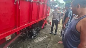 Truk Oleng Usai Pecah Ban, Warung dan Dua Motor Rusak di Tegalsari
