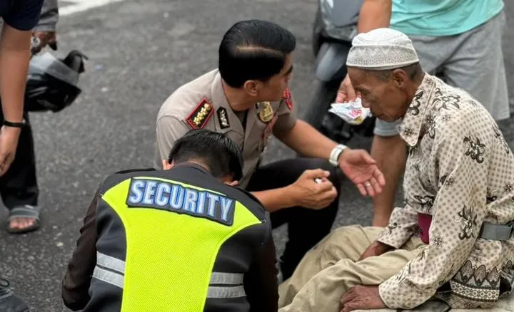 Kapolresta Banyuwangi Sigap Tolong Pedagang Lansia Korban Laka Tunggal